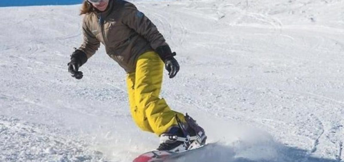 op deze afbeelding staat een skiër met een gele skibroek en een Oakley skibril.